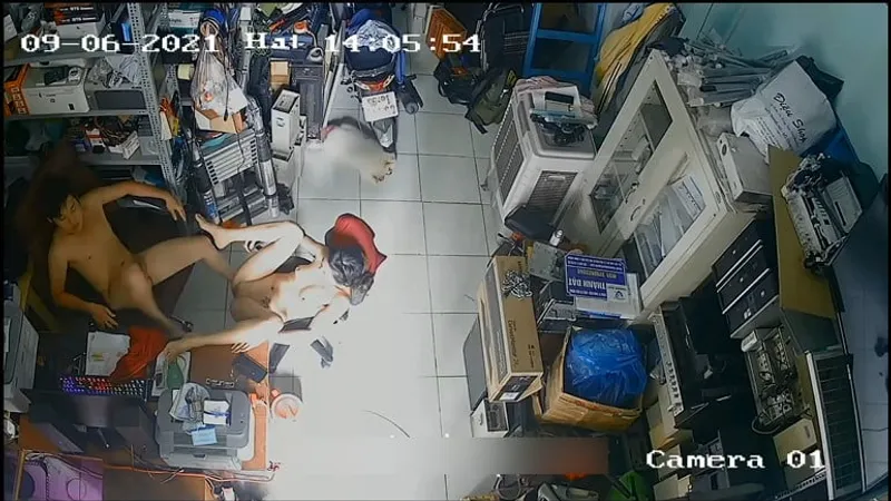 Vợ yêu ông chồng địt nhau trong của chim máy tính