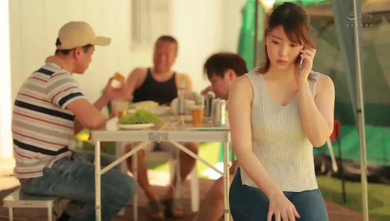 Người chồng khờ để vợ tham gia sự kiện cắm trại với mấy gã hàng xóm và cái kết