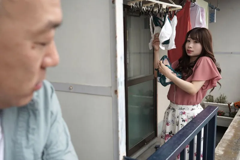 Gã nhà kề bên chuyên soi mói và cặp vợ yêu chồng yêu thường xuyên rên la quá to
